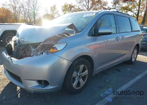 2014 Toyota Sienna Le V6 8 Passenger z USA, uszkodzony, nr VIN 5TDKK3DC4ES470903